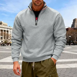 Detailweergave van de grijze herensweatshirt met kwartrits en een gestreepte binnenkraag.