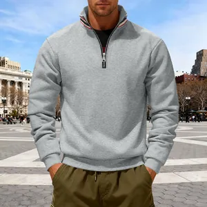 Detail van een zware grijze heren fleece sweater met gestreepte kraag met halve rits.