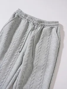Primo piano dettagliato di pantaloni sportivi grigi in maglia intrecciata con coulisse