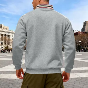 Achteraanzicht van zware fleece herensweatshirt met gestreepte opstaande kraag