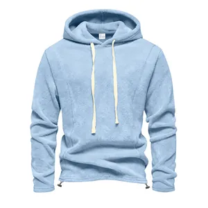 Gedetailleerde weergave van een zachte lichtblauwe fleece hoodie voor heren met trekkoord
