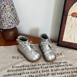 Κομψές ασημένιες παιδικές μπότες για κορίτσια με φιόγκους και λειτουργικό φερμουάρ