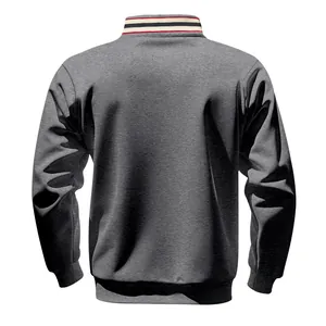 Achteraanzicht van een zwaar grijs fleece herensweatshirt met gestreepte opstaande kraag
