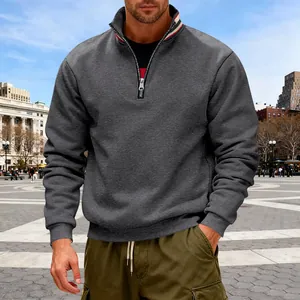 Detail van donkergrijs zwaar fleece sweatshirt met rood-witte gestreepte opstaande kraag