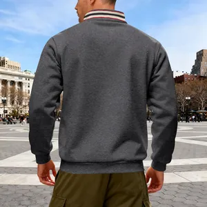 Achteraanzicht van een grijze zware outdoor herensweatshirt met een gestreepte opstaande kraag