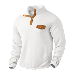 Sudadera de forro polar blanca hombre con cuello alto naranja y detalles de bolsillo