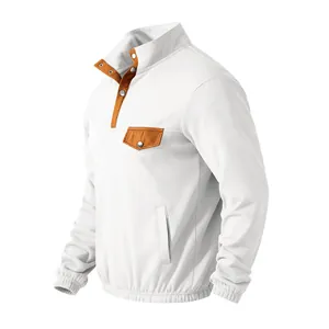 Vista lateral detallada de sudadera de forro polar para hombre con cuello Henley y bolsillo
