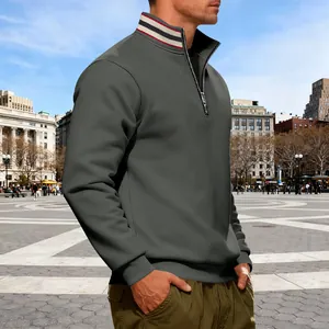 Warme heren thermo-sweater met halve rits en gestreepte kraag in stedelijke omgeving