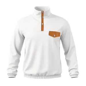 Detalle frontal de sudadera de forro polar blanco con cuello Henley en contraste.