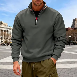 Detail van zwaar grijs heren sweatshirt met halve rits en opstaande kraag voor buitensport
