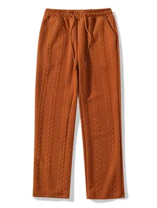 Vista dettagliata dei pantaloni casual da uomo arancione ruggine con trama a trecce