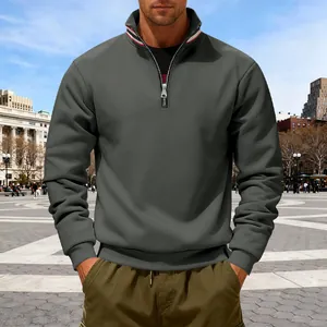 Vooraanzicht heren grijze sweatshirt met halve rits en gestreepte opstaande kraag