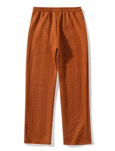 Vista dettagliata dei pantaloni dritti arancioni da uomo con trama in maglia a trecce.