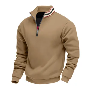 Detail van de kaki fleece sweater met de halve rits en gestreepte kraag afwerking