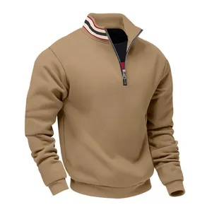 Detail van khaki sweatshirt met halve rits, gestreepte opstaande kraag en boorden