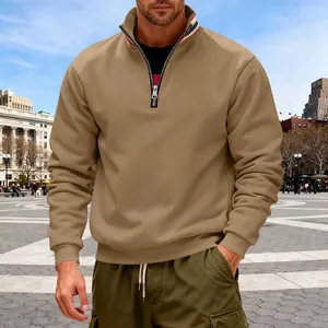 Detailweergave van de kaki herensweatshirt met halve rits, opstaande kraag en streepdetail