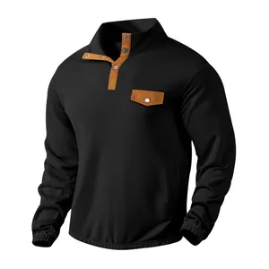 Detalle de sudadera polar para hombre con cuello Henley y bolsillo en el pecho