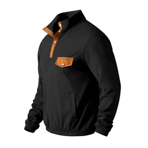 Detalle lateral de sudadera de forro polar negra para hombre con cuello de contraste