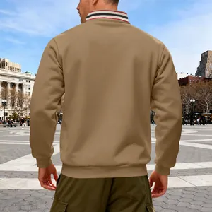 Achteraanzicht van kaki winter sweatshirt voor heren met gestreepte opstaande kraag