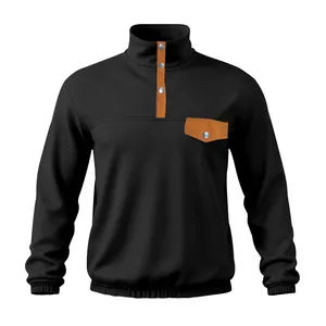 Vista frontal de una sudadera de forro polar negra para hombre con cuello Henley naranja