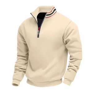Gedetailleerd overzicht van de gestreepte kraag van een beige herensweatshirt met rits