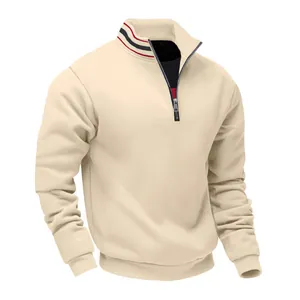 Detail van een beige herensweatshirt met zware fleece en gestreepte opstaande kraag