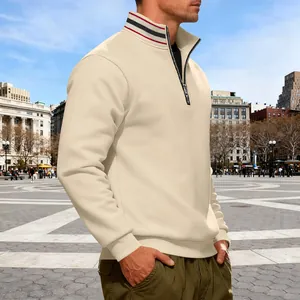 Zijaanzicht van een beige herensweatshirt met gestreepte opstaande kraag en rits.