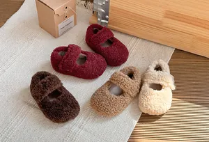 Assortimento di scarpine Mary Jane in peluche per neonati in quattro caldi colori.