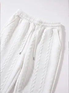Vista dettagliata dei pantaloni in maglia a trecce bianchi con vita elastica e coulisse