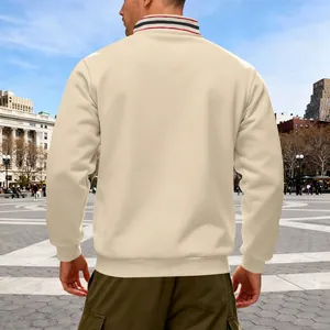 Achteraanzicht van zware fleece sweater in crème voor heren met een gestreepte kraag