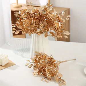 Gouden kunstmatige rozen bloemenboeket huisdecoratie, prachtige tafelstuk voor de woonkamer.
