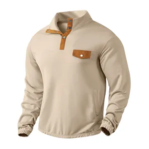 Primer plano de sudadera de forro polar para hombre con cuello Henley en contraste