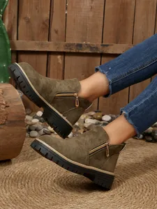 Vue latérale de bottines en daim vert olive avec fermeture éclair et semelle crantée