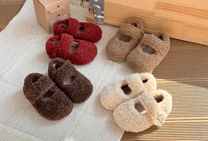Scarpe invernali per bambini foderate in pile in quattro colori su tappeto morbido