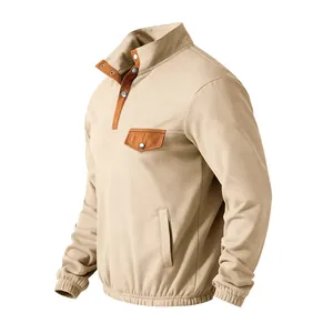 Vista lateral de una sudadera de forro polar para hombre con cuello henley y bolsillo de contraste