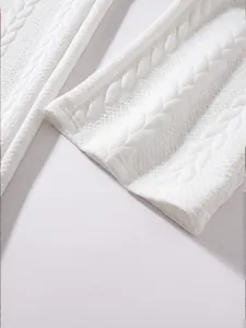 Primo piano della trama a treccia bianca dei pantaloni casual larghi da uomo.