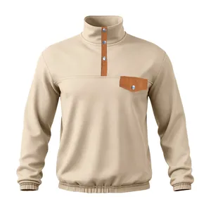 Detalle de sudadera polar para hombre con cuello Henley en contraste marrón y bolsillo