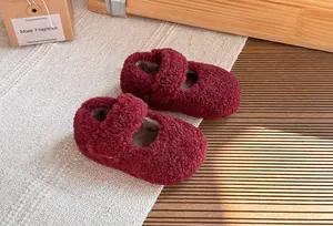 Primo piano di scarpe invernali bordeaux in peluche per bambini con pile caldo