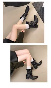 Vue détaillée de bottines western noires à bout pointu avec clous et boucles argentés