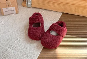 Vista dettagliata della consistenza morbida e della fodera calda delle scarpe bimba bordeaux