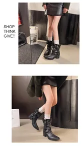 Gros plan sur des bottines noires à clous avec bout pointu et talon bloc épais