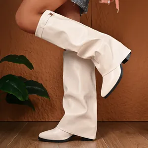 Elegante cremefarbene Stiefel mit spitzer Kappe, weitem Schaft und Metallschnalle.