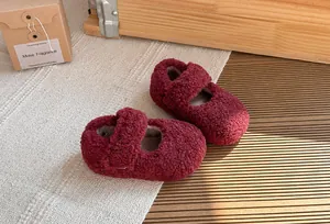 Primo piano di scarpe Mary Jane per bambini in caldo pile bordeaux con fodera in sherpa.
