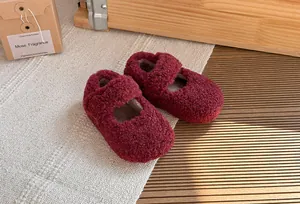 Dettaglio scarpe Mary Jane bordeaux in peluche per bambini con fodera invernale