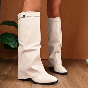 Detailansicht beige spitze Stiefel im Hosenbein-Design mit Metallschnalle und Blockabsatz