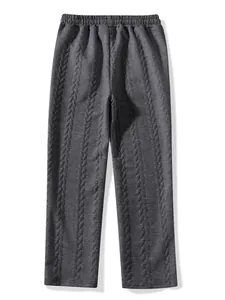 Primo piano dei pantaloni grigi da uomo che mostrano la trama del tessuto a treccia