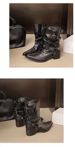 Vue détaillée de bottines western noires à bout pointu avec clous et boucles