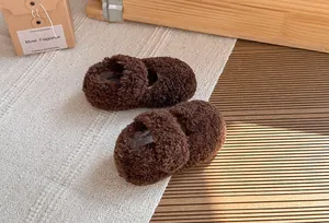 Dettaglio delle scarpe Mary Jane in peluche marrone con calda fodera per bimbi