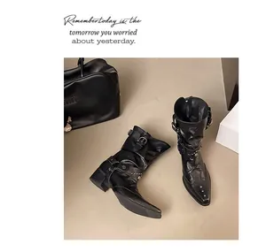 Vue détaillée de bottines western noires à bout pointu avec clous et boucles en métal