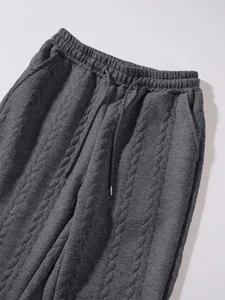 Dettaglio della trama trapuntata e della vita con coulisse di questi pantaloni grigi uomo